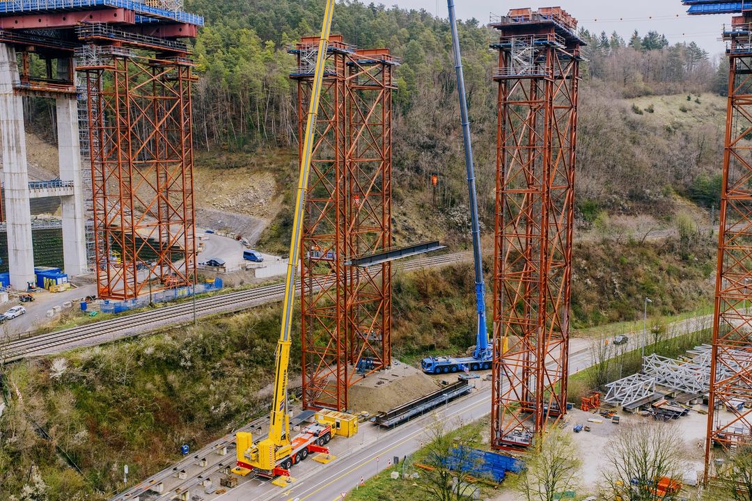 Tandemhub an der Neckartalbrücke: Tadano AC 7.450-1 meistert anspruchsvollen Ersteinsatz Tandemhub an der Neckartalbrücke: Tadano AC 7.450-1 meistert anspruchsvollen Ersteinsatz