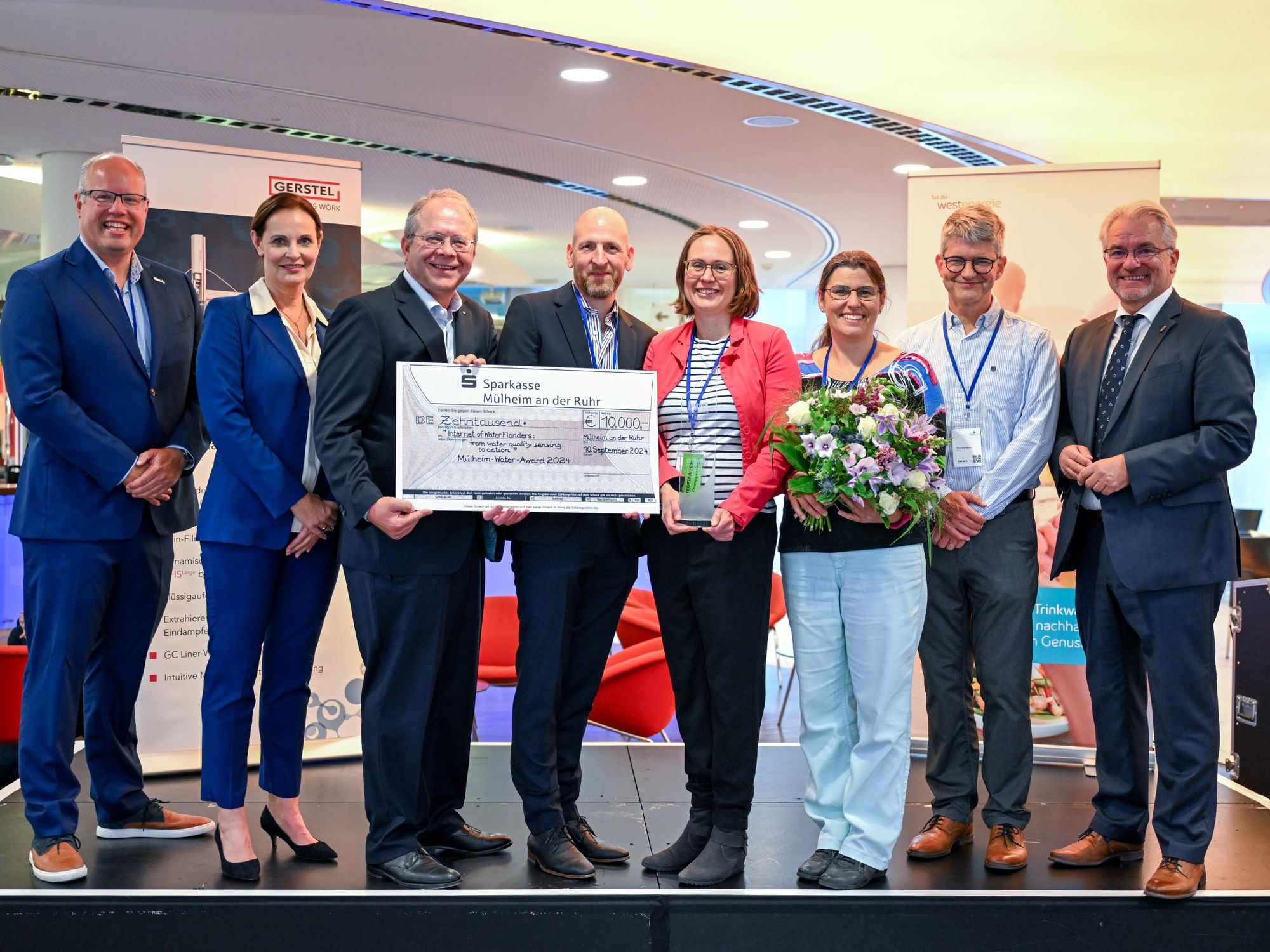 Übergabe des Mülheimer Water Awards 2024 Marcel Zevenbergen (Imec), Simone Ehlen (RWW), Holger Gerstel (GERSTEL), Youri Amerlinck (Aquafin), Marleen Spiliers (De Watergroep), Nele Desmet (Vito), Piet Seuntjens (Vito), Marc Buchholz (Stadt Mülheim)