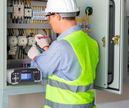 Messtechnik: Installationstester und Stromzange Messtechnik: Installationstester und Stromzange