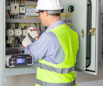 Messtechnik: Installationstester und Stromzange Messtechnik: Installationstester und Stromzange