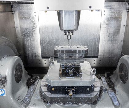 Hermle-Bearbeitungsmaschinen beim Formenbauer Precupa: Erfolg durch Maschinen-Klone Hermle-Bearbeitungsmaschinen beim Formenbauer Precupa: Erfolg durch Maschinen-Klone