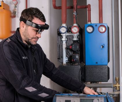AR glasses for remote maintenance: Clear view for maintenance and troubleshooting AR glasses for remote maintenance: Clear view for maintenance and troubleshooting