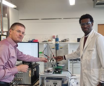 Professor Carsten Streb und Dr. Soressa Abera Chala Professor Carsten Streb (links) und Dr. Soressa Abera Chala bei der Untersuchung des Prozesses der Umwandlung von Kohlendioxid in Ethanol im Labor.