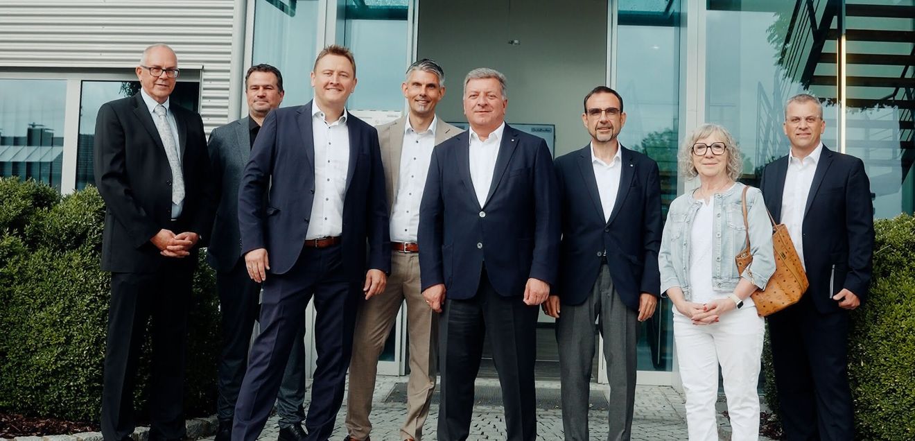 Gruppenfoto vor der Goldhofer-Zentrale: Matthias Ruppel (3.v.l.) und Florian Werner (4.v.l.) hießen Christian Bernreiter (4.v.r.), Klaus Holetschek (3.v.r) und Margareta Böckh (2.v.r.) willkommen. Gruppenfoto vor der Goldhofer-Zentrale: Matthias Ruppel (3.v.l.) und Florian Werner (4.v.l.) hießen Christian Bernreiter (4.v.r.), Klaus Holetschek (3.v.r) und Margareta Böckh (2.v.r.) willkommen.