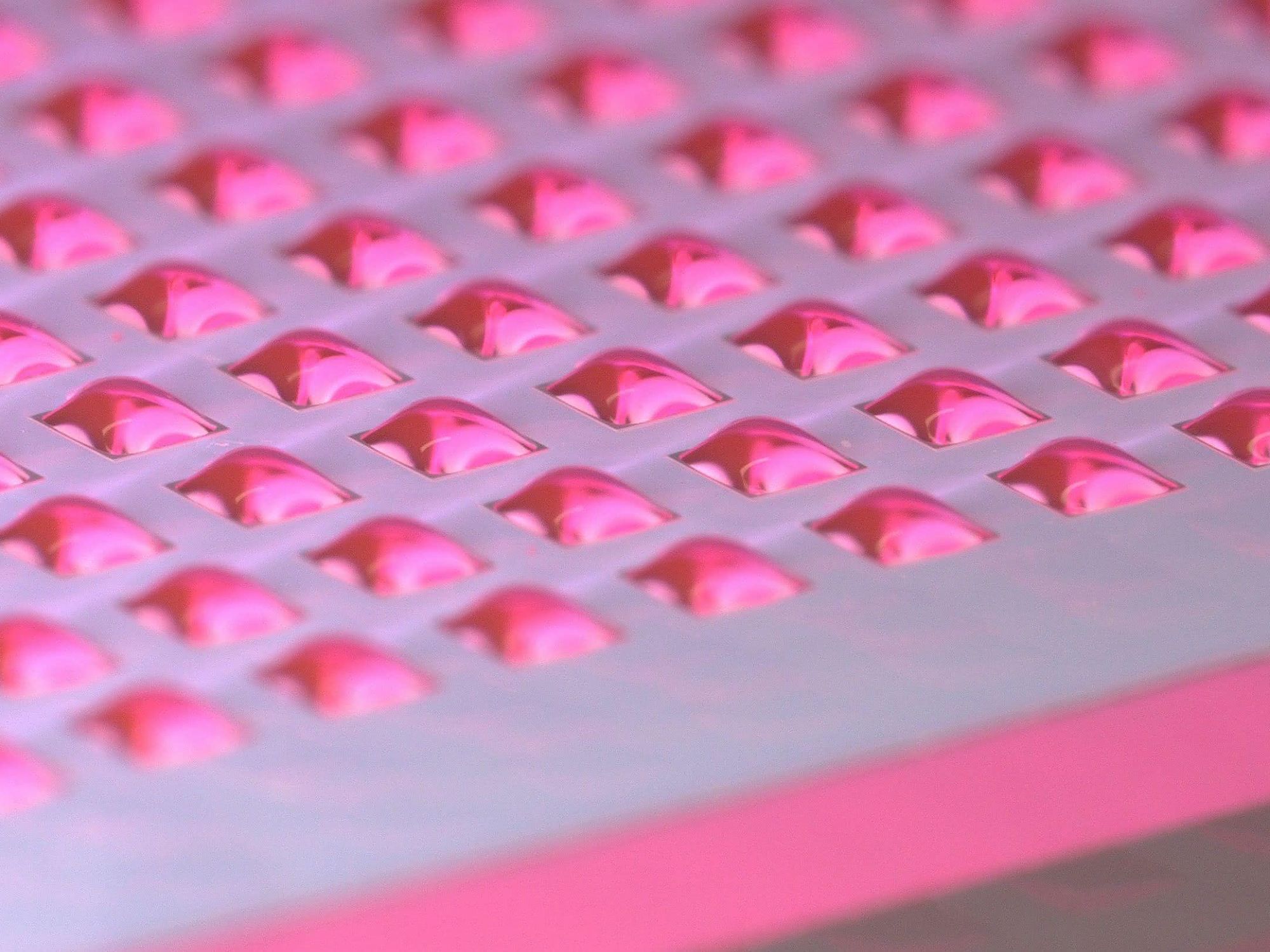 Mit Nanotröpfchen zur effizienten Wirkstoffforschung - Plattform für miniaturisierten Workflow Mit 200 Nanolitern pro Tropfen können Forschende bis zu 1000 Experimente auf einem einzelnen Chip durchführen. Größe und Anzahl lassen sich dabei individualisieren.