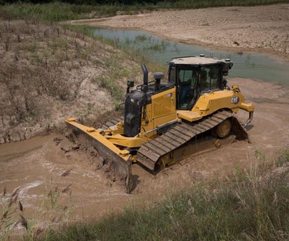 Zeppelin - immer auf den Einsatz zugeschnitten Ein Cat Dozer D6XE im Einsatz schiebt Material, um ein Planum herzustellen
