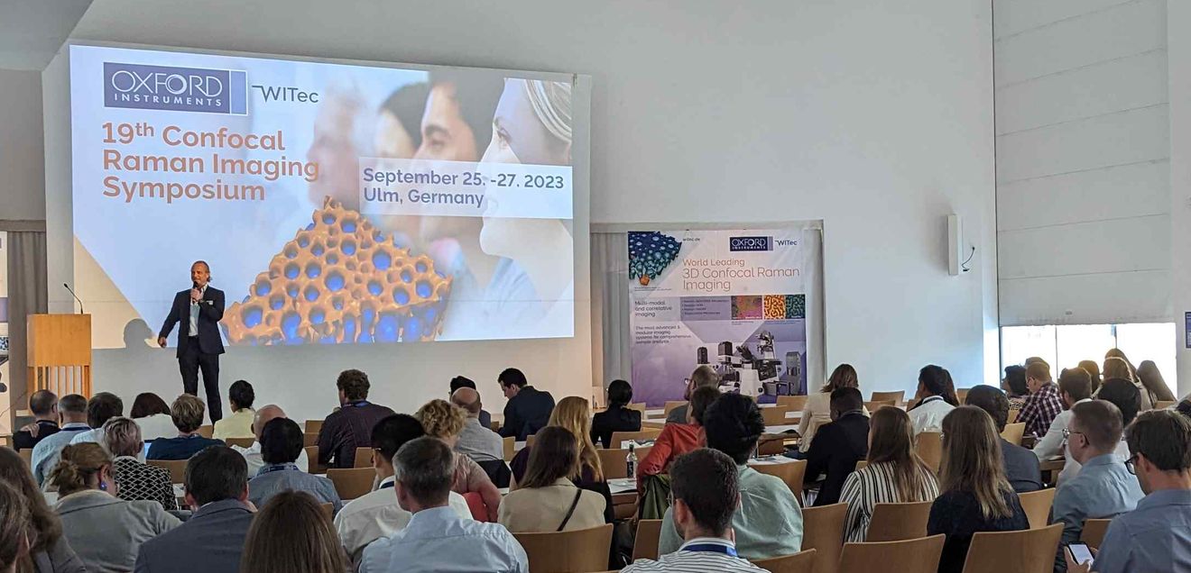 Konferenz-Nachbericht: Confocal Raman Imaging Symposium 2023 Begrüßung der Teilnehmenden des 19. Confocal Raman Imaging Symposiums