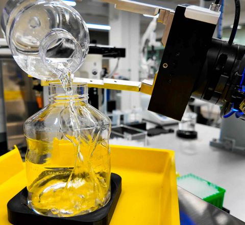 Robotergestützte Labortechnologie: ABB Robotics und Mettler Toledo kooperieren