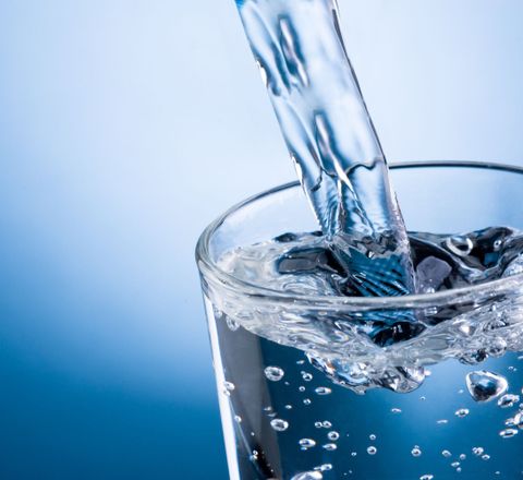 Blick auf Komponenten in der analytischen HPLC: PFAS in Trinkwasser bestimmen Wasser im Glas