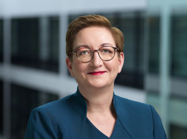Die Bundesministerin für Wohnen, Stadtentwicklung und Bauwesen, Klara Geywitz lächelt freundlich in die Kamera