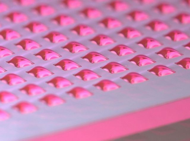 Mit Nanotröpfchen zur effizienten Wirkstoffforschung - Plattform für miniaturisierten Workflow Mit 200 Nanolitern pro Tropfen können Forschende bis zu 1000 Experimente auf einem einzelnen Chip durchführen. Größe und Anzahl lassen sich dabei individualisieren.