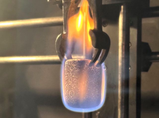 Nachhaltiger Flammschutz: Fraunhofer sucht Alternativen zu TCPP Nachhaltig flammgeschützte Polyurethan-Schäume für sichere PUR-Schäume.