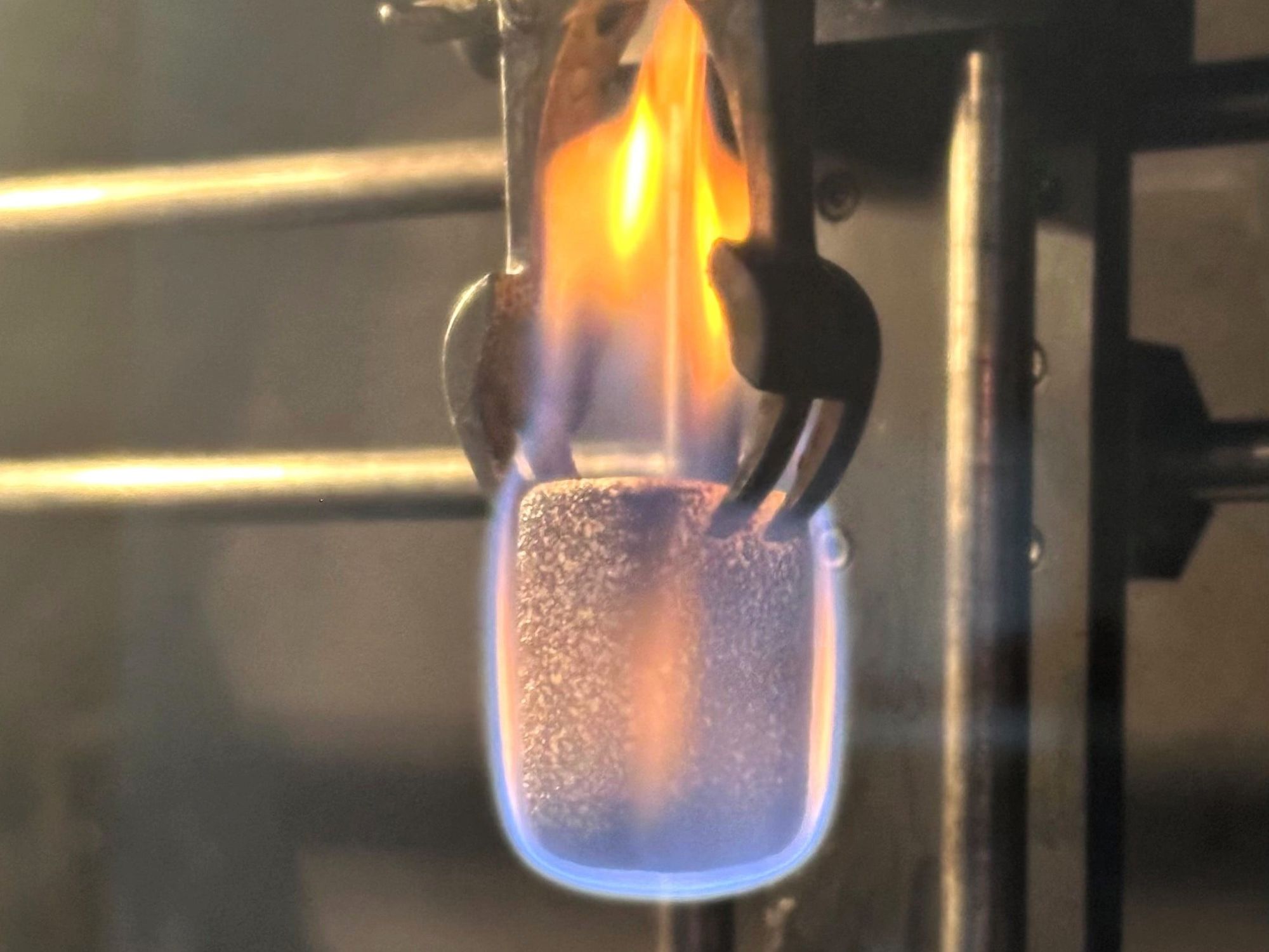 Nachhaltiger Flammschutz: Fraunhofer sucht Alternativen zu TCPP Nachhaltig flammgeschützte Polyurethan-Schäume für sichere PUR-Schäume.