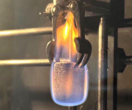 Nachhaltiger Flammschutz: Fraunhofer sucht Alternativen zu TCPP Nachhaltig flammgeschützte Polyurethan-Schäume für sichere PUR-Schäume.