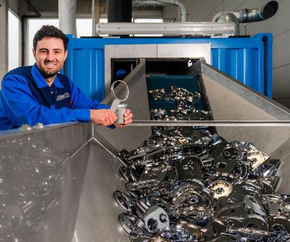 Recycling unter Hochspannung: Automatisierte Rückgewinnungslinie trennt ABS und Metall Recycling unter Hochspannung: Automatisierte Rückgewinnungslinie trennt ABS und Metall