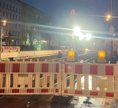 Dunkle Baustelle in der Nacht