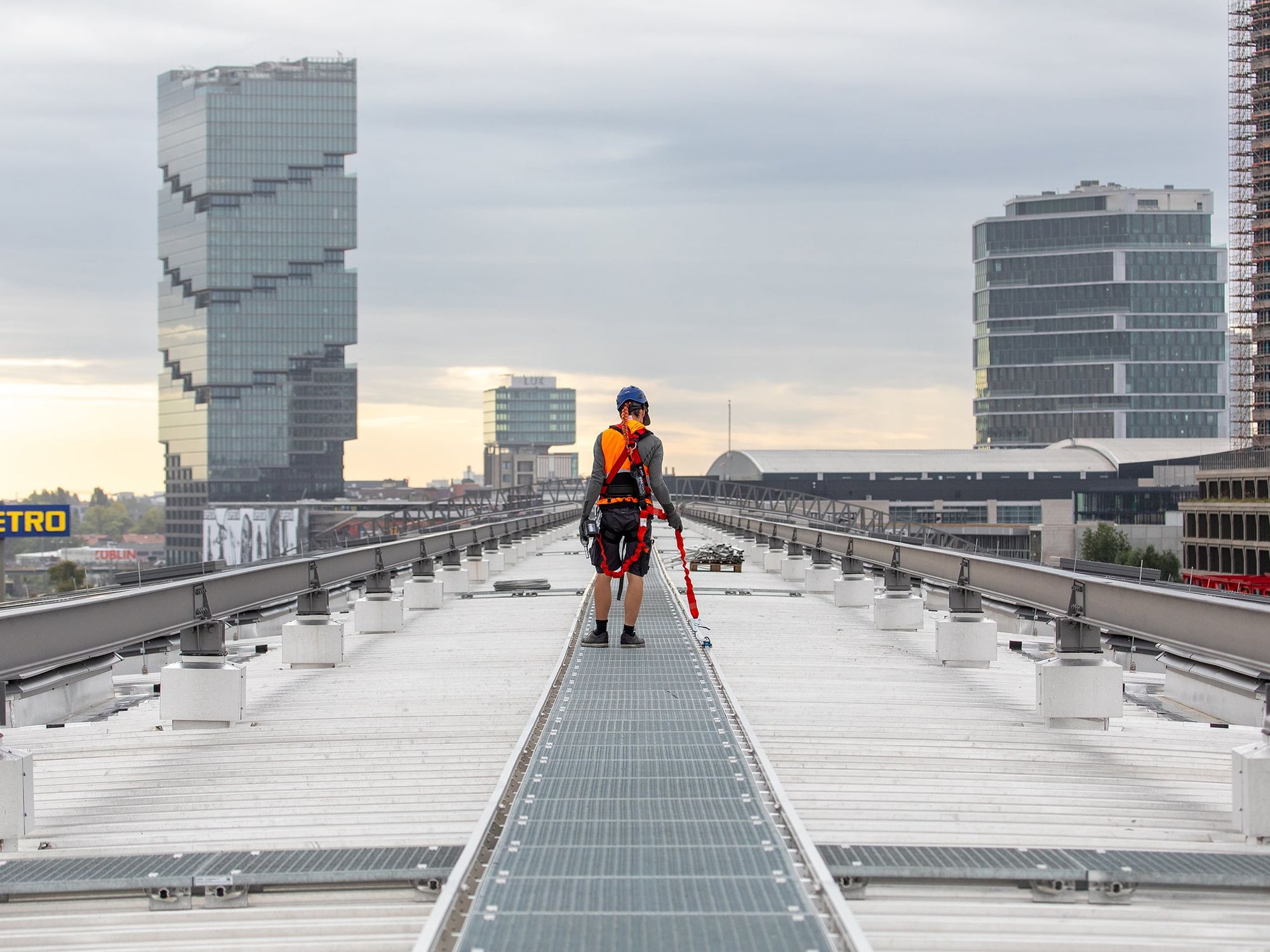 Kern der Lösung sind mehrere neu entwickelte Laufstege des Typs LUX-top LST Rail mit einer  Breite von 800 Millimetern.
