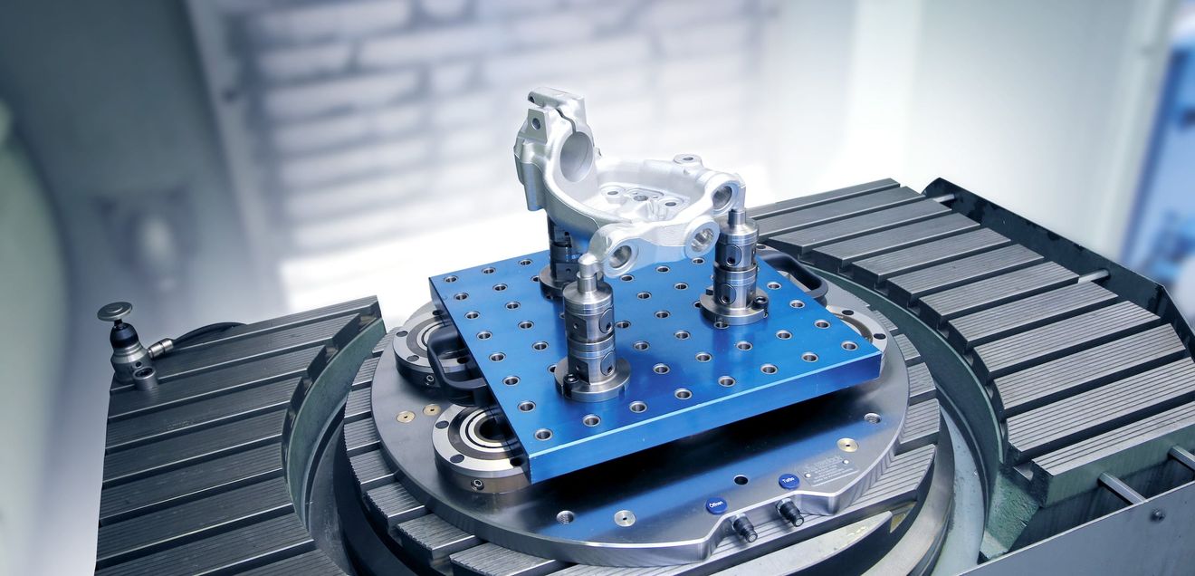 5 axes, one clamping system: Positioning and fixing components securely 5 axes, one clamping system: Positioning and fixing components securely
