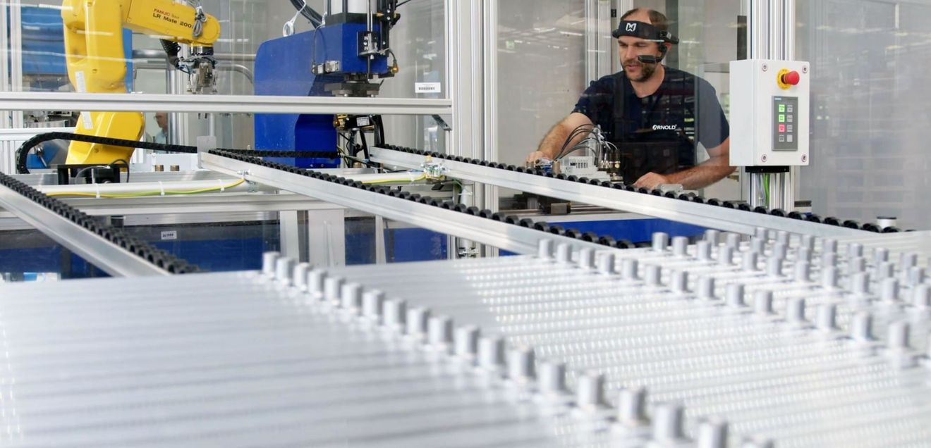 Arnold Umformtechnik expands after-sales service: Faster help with VR glasses
