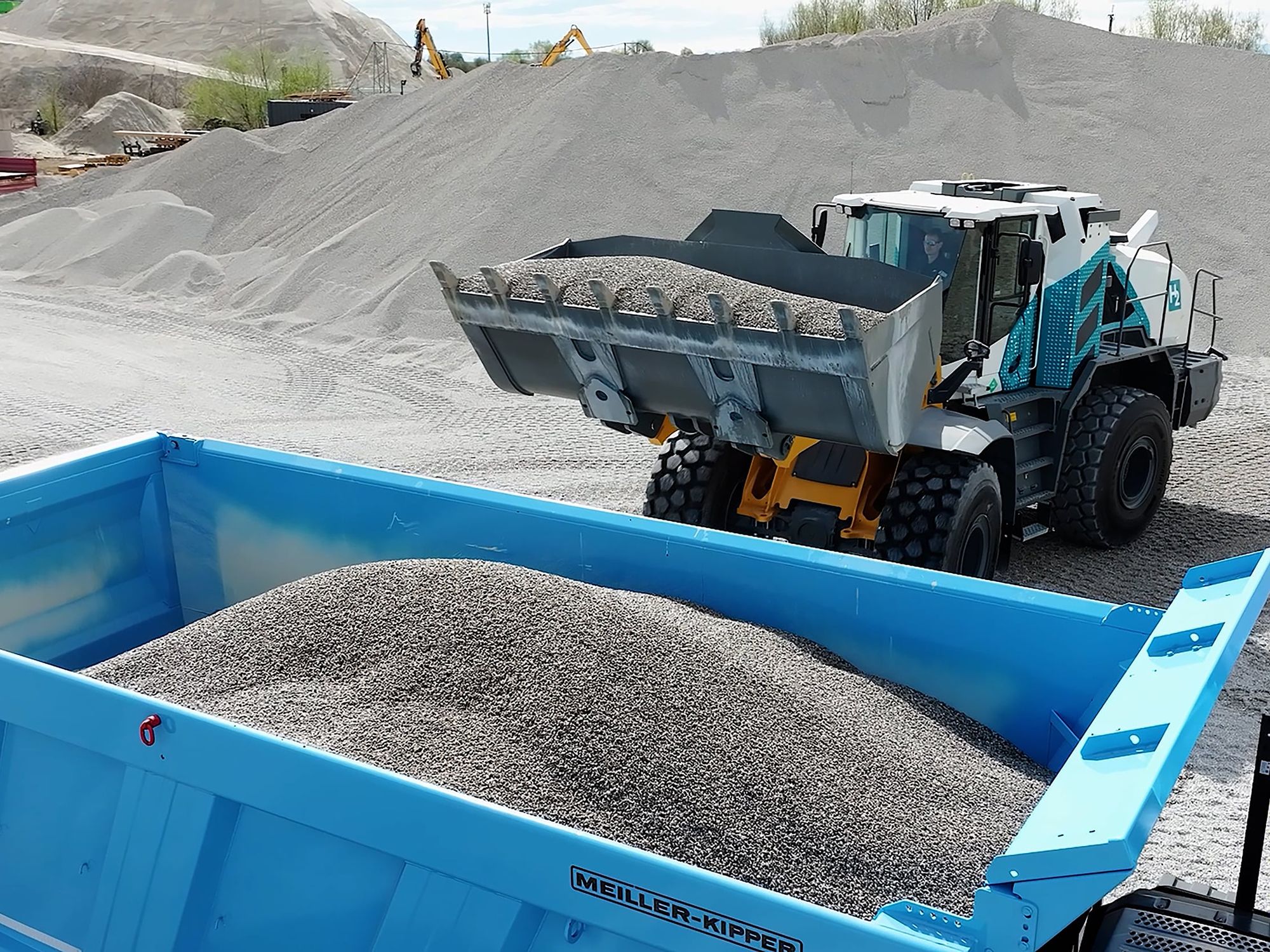 Der mit Wasserstoff betriebene Radlader einen H2-Lkw