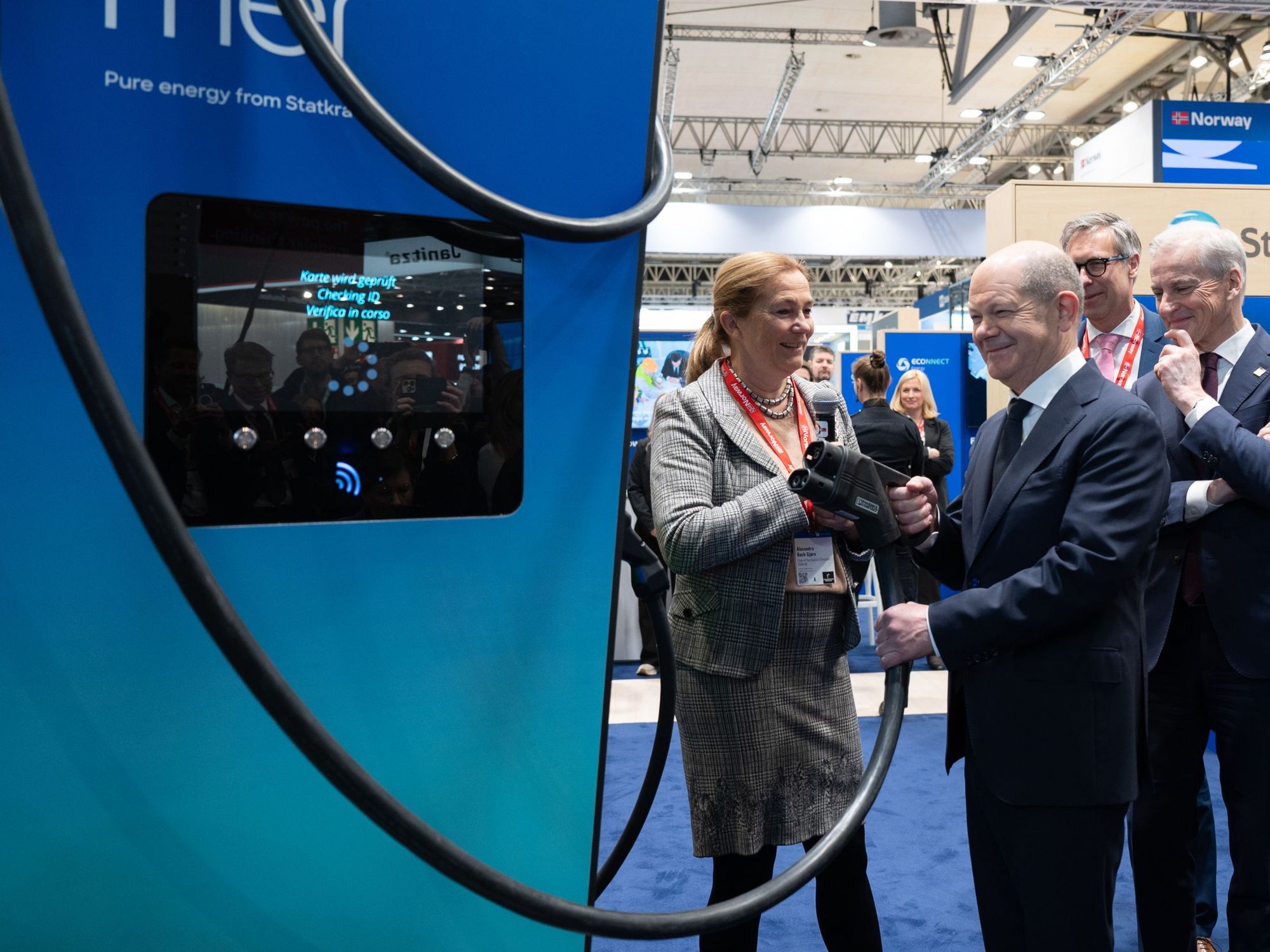 Tour of the trade fair by Olaf Scholz: Chancellor meets green energy Tour of the trade fair by Olaf Scholz: Chancellor meets green energy
