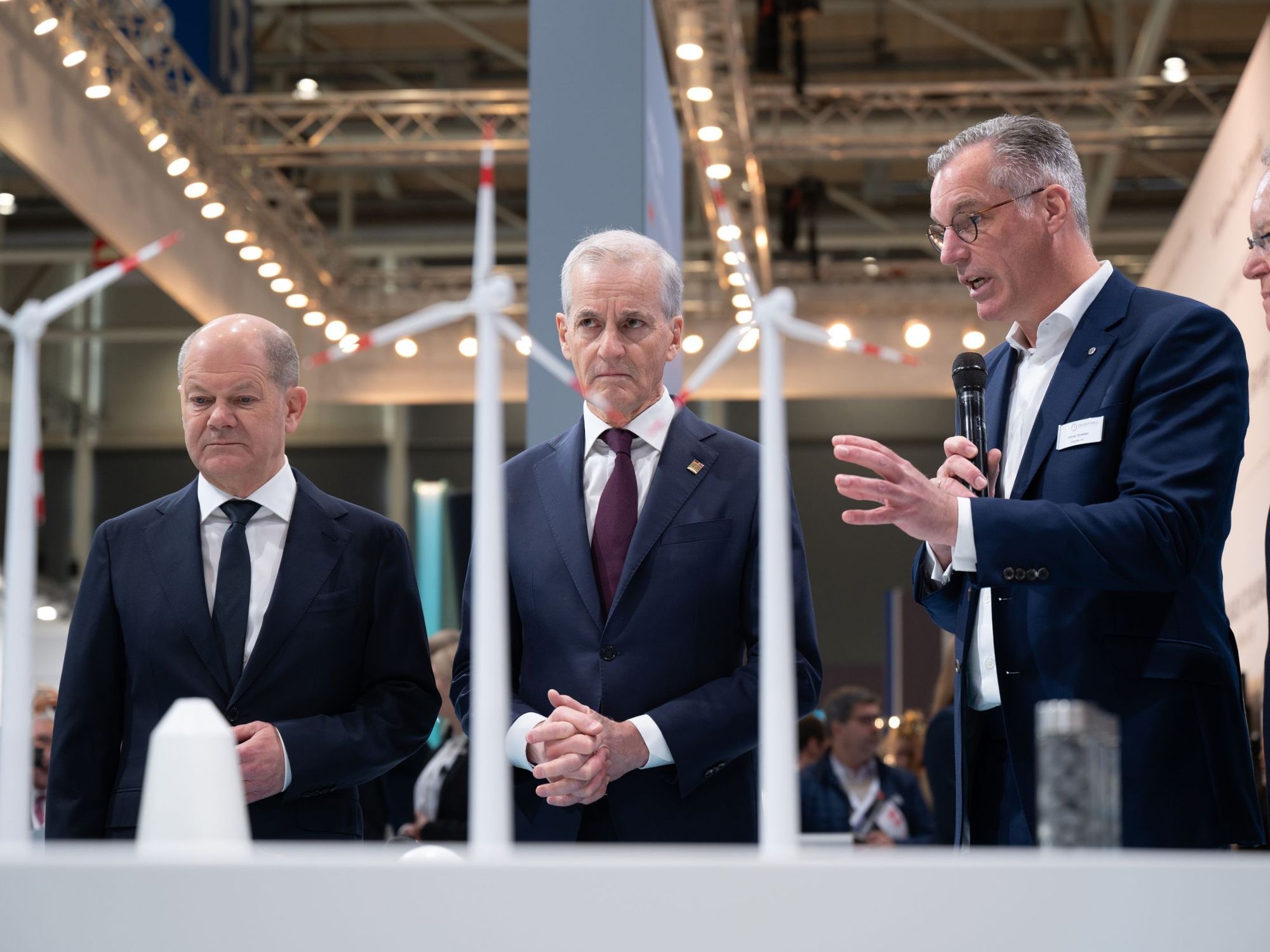 Tour of the trade fair by Olaf Scholz: Chancellor meets green energy Tour of the trade fair by Olaf Scholz: Chancellor meets green energy