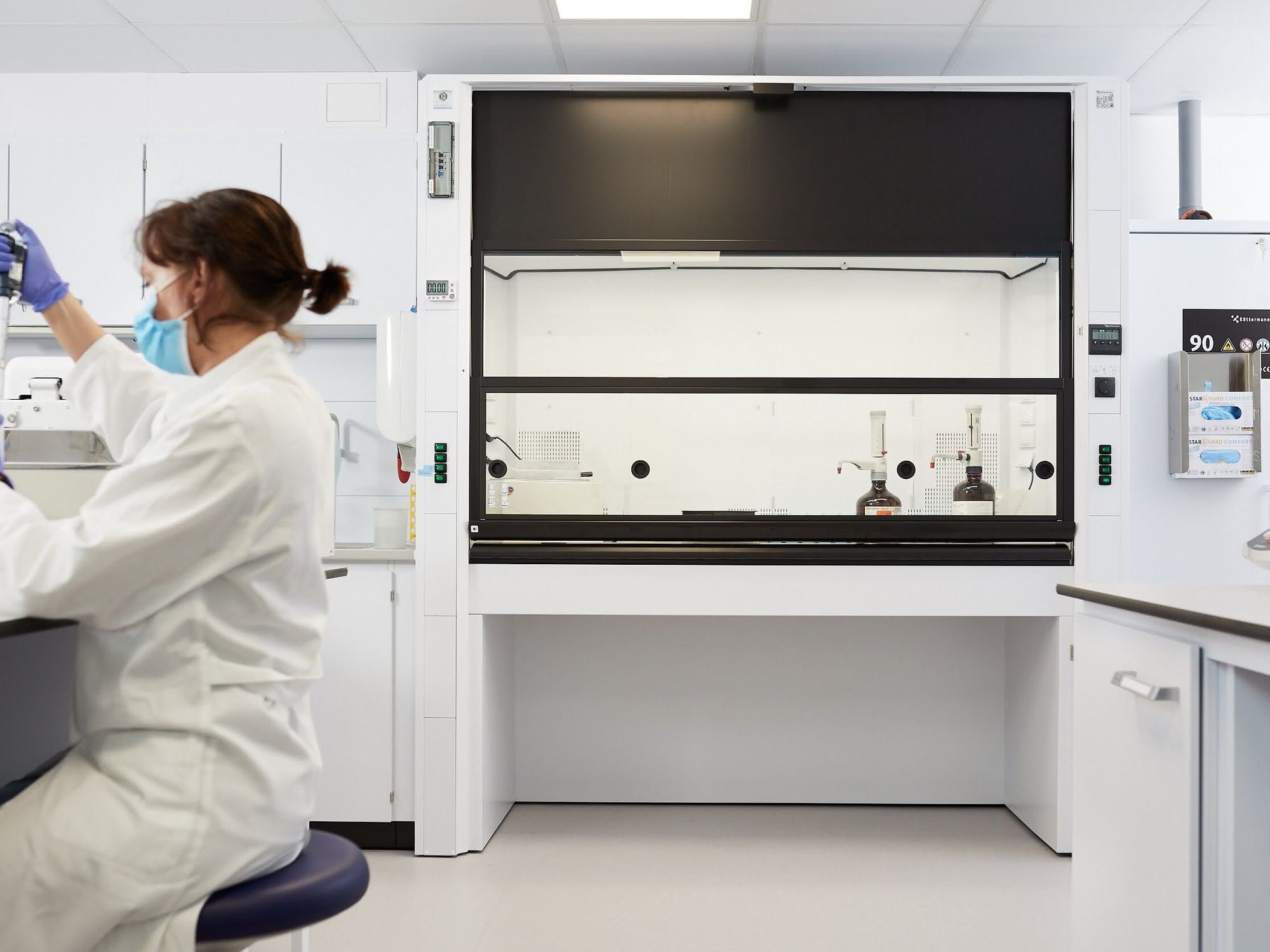 Labor mit Laborwerkbank in der Erlanger Strahlenklinik Labor mit Laborwerkbank in der Erlanger Strahlenklinik