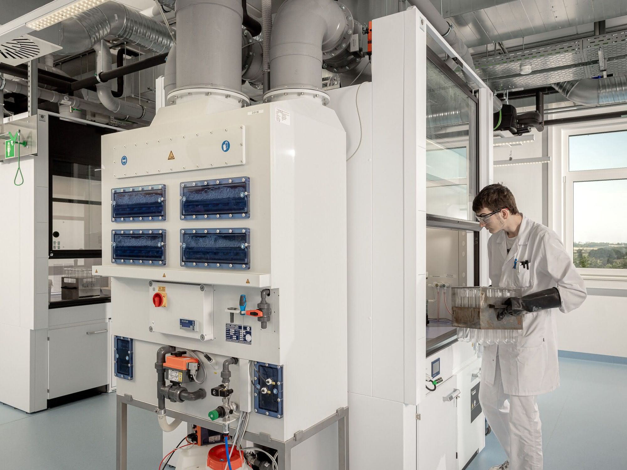 Mit Geräten und Arbeitsweisen im Labor messbar Energie sparen Labormitarbeiter an Laborwerkbank
