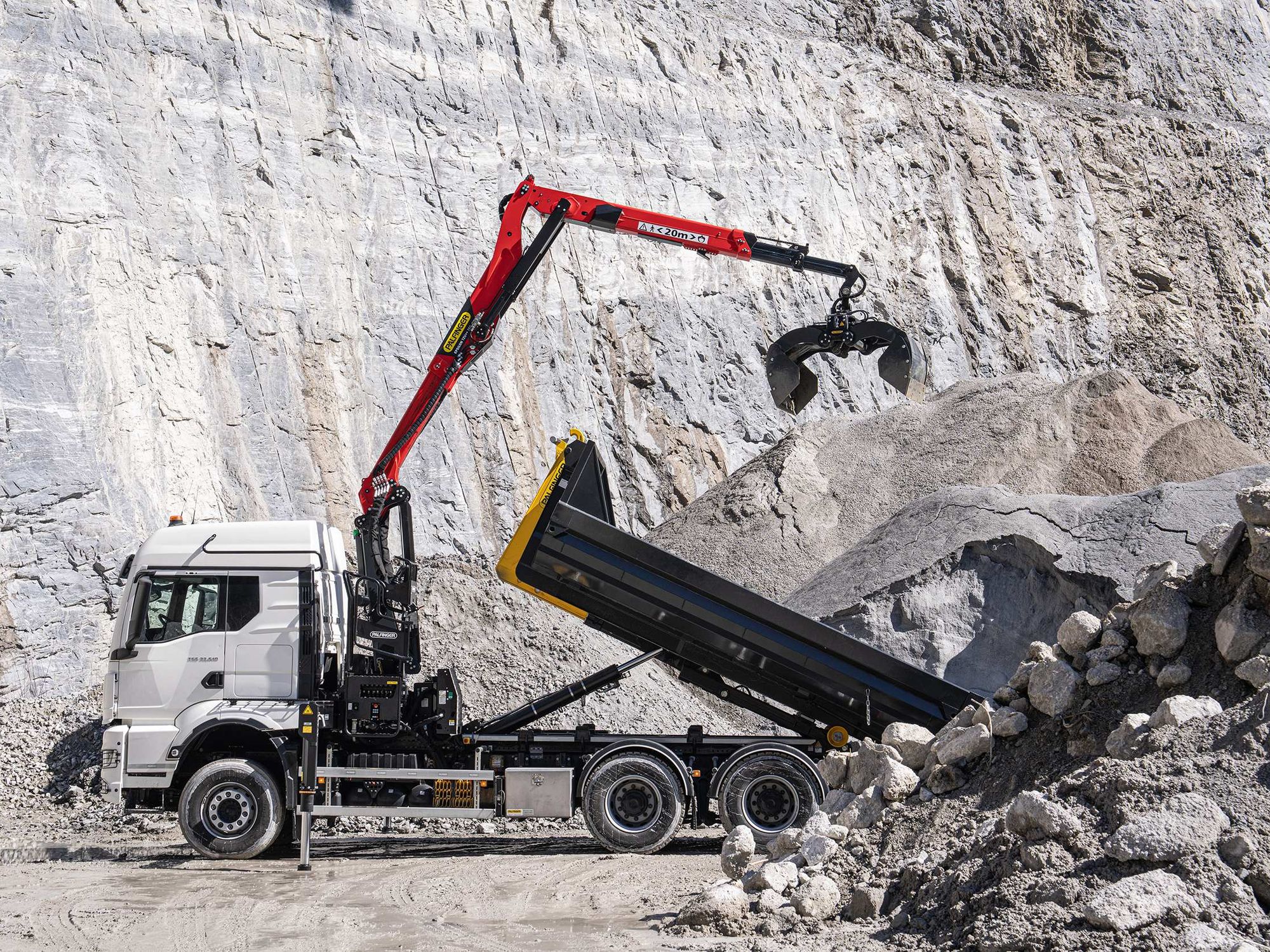 Eine innovative Produktkombination von Palfinger auf der bauma: der erste Recyclingkran-Prototyp der Generation 3 Urban Range (TZU++ TEC) als Komplettlösung mit dem neuen HT 18 TEC Abrollkipper. Palfinger präsentierte zukunftsweisendes Konzept für Recyclingkrane und neue Abrollkipper
