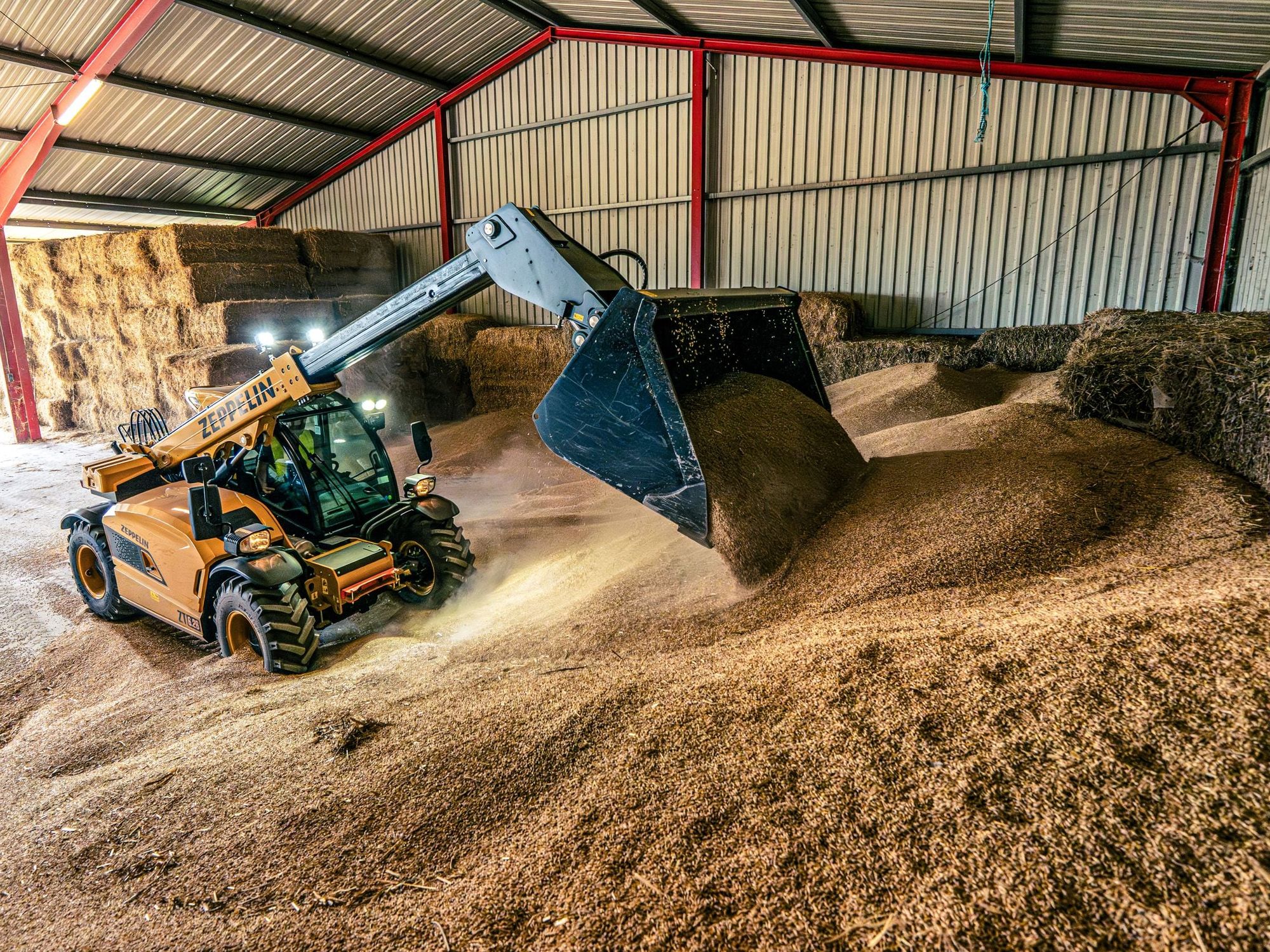 Der Zeppelin Telehandler ZT6.26 wird sowohl mit einem Dieselmotor als auch vollelektrisch gezeigt. Der Zeppelin Telehandler ZT6.26 wird sowohl mit einem Dieselmotor als auch vollelektrisch gezeigt.