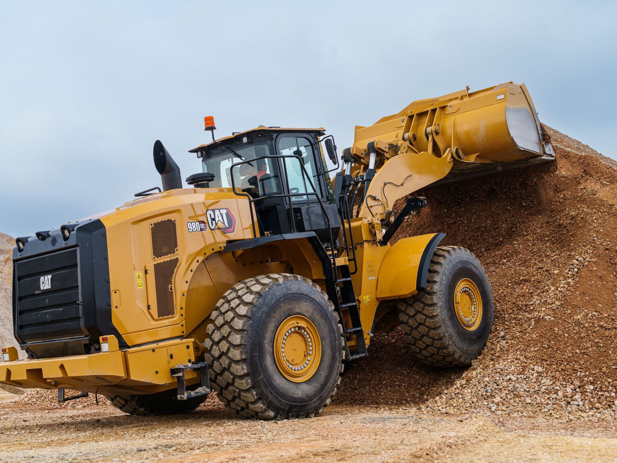Der Cat 980 GC setzt fort, was den Kern der mittelgroßen Radlader ausmacht: ein niedriger Kraftstoffverbrauch, eine Load-Sensing-Hydraulik und intuitive Bedienelemente.