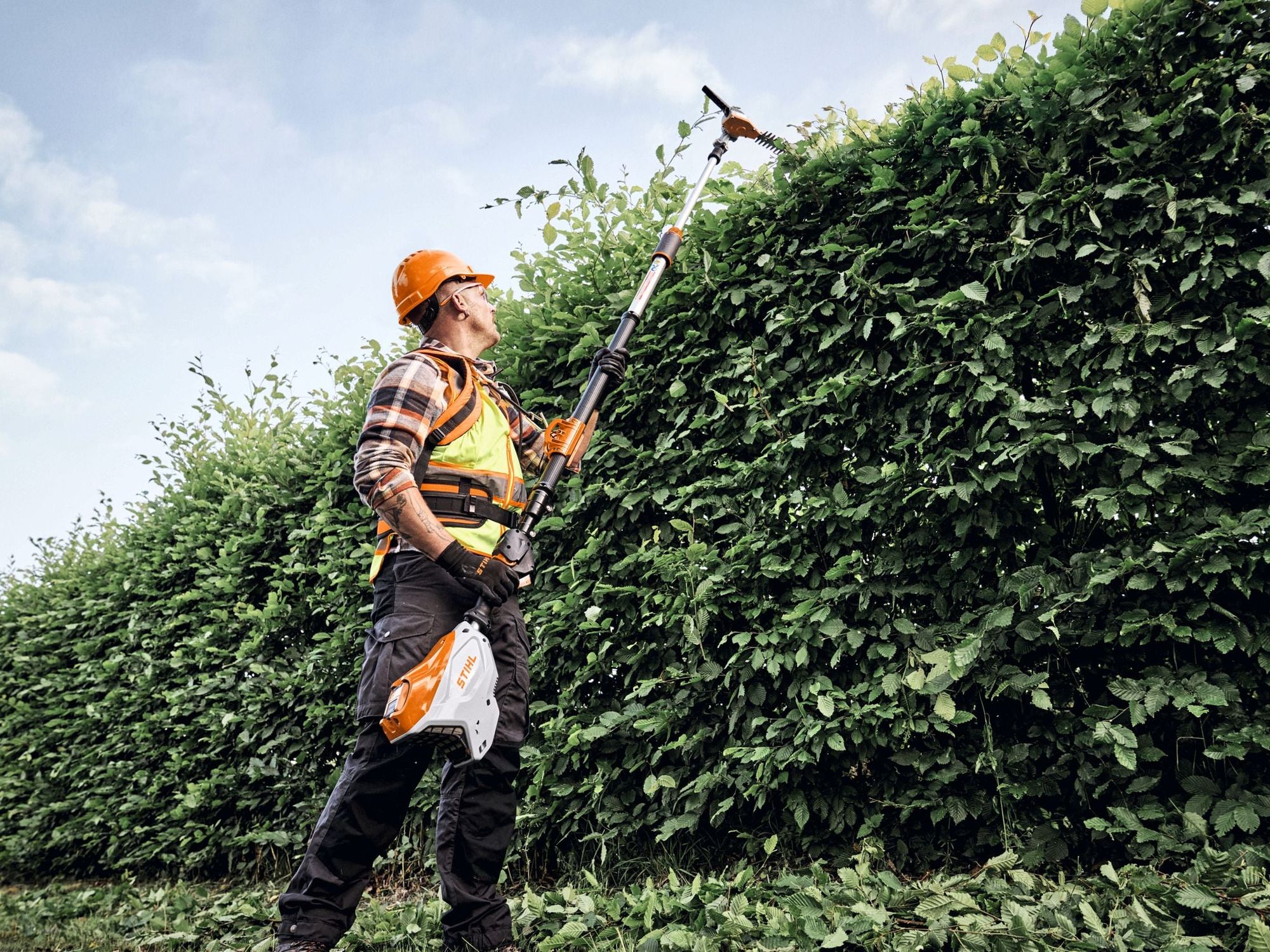 Leistungsstärkster Akku-Heckenschneider im Stihl Sortiment Hohe Hecken effizient vom Boden aus schneiden