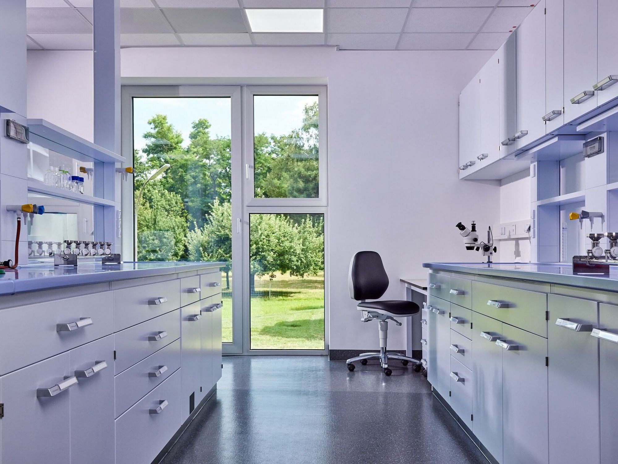 Tageslicht schafft eine angenehme Laboratmosphäre. Laborarbeitsplatz mit Beleuchtung durch natürliches Tageslicht, das durch ein großes Fenster in den Raum gelangt.