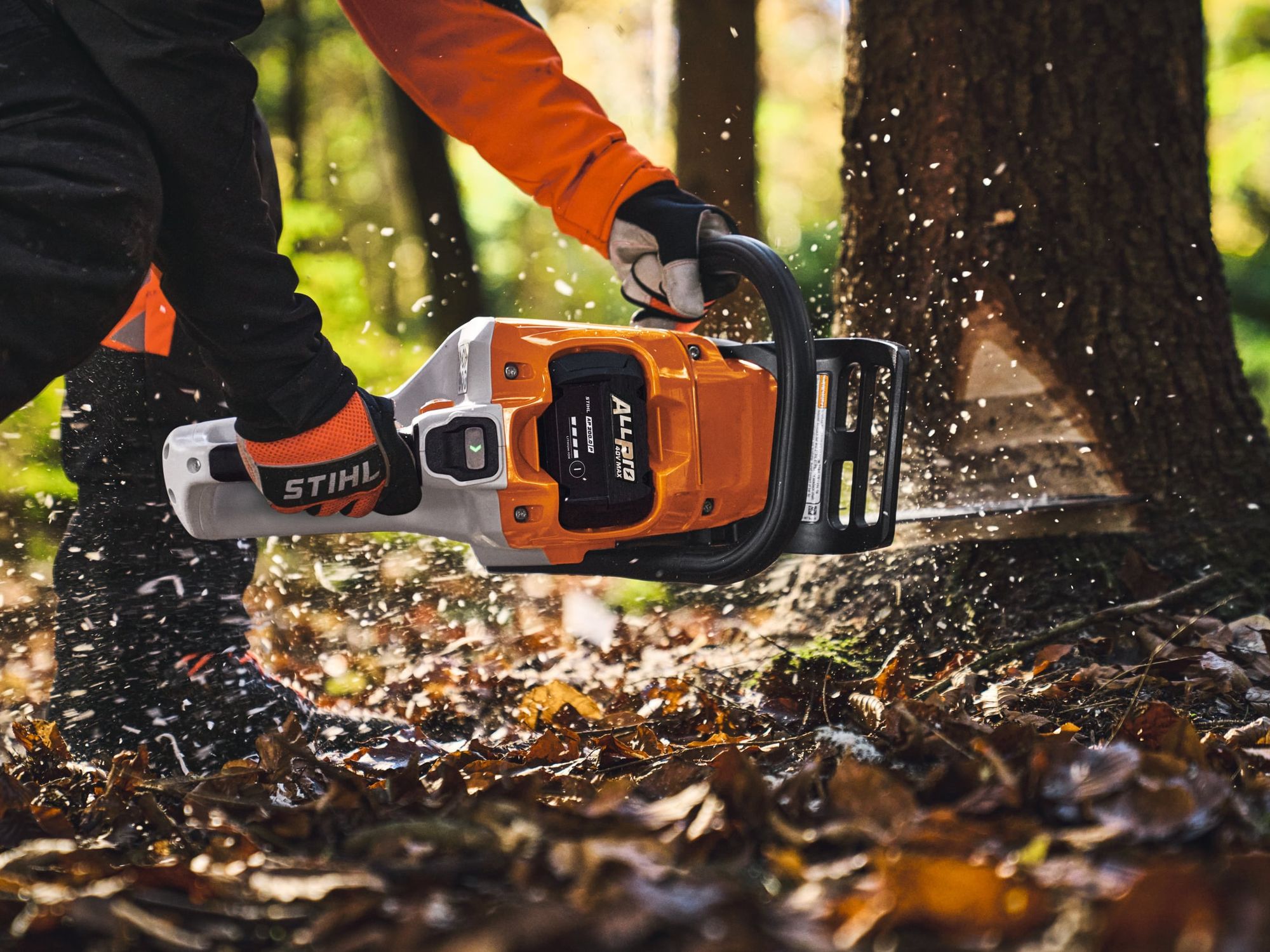 Mit dem mobilen Schnellladegerät Stihl AL 1802 MO sind die neuen Tabless-Akkus AP 100.0 P, AP 200.0. P und AP 300.0 P und PC im ALLPRO-System von Stihl drinnen wie draußen, stationär oder unterwegs in nur neun Minuten zu 80 Prozent geladen. Und in Verbindung mit der ebenfalls neuen Powerstation Stihl PS 2000 ist das Laden auch fernab von einer Steckdose möglich. Mit dem mobilen Schnellladegerät Stihl AL 1802 MO sind die neuen Tabless-Akkus AP 100.0 P, AP 200.0. P und AP 300.0 P und PC im ALLPRO-System von Stihl drinnen wie draußen, stationär oder unterwegs in nur neun Minuten zu 80 Prozent geladen. Und in Verbindung mit der ebenfalls neuen Powerstation Stihl PS 2000 ist das Laden auch fernab von einer Steckdose möglich.