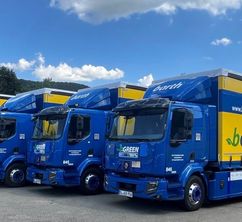 Renault Trucks und barth Logistikgruppe setzen Zeichen für emissionsarme Transporte Die neuen Renault Trucks E-Tech D16 4x2 v in Reih und Glied