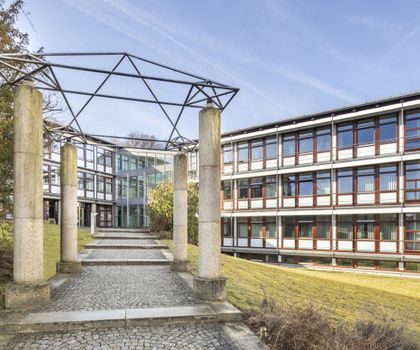 Markanter Behördenbau mit multifunktionaler Brandschutzverglasung Markanter Behördenbau mit multifunktionaler Brandschutzverglasung
