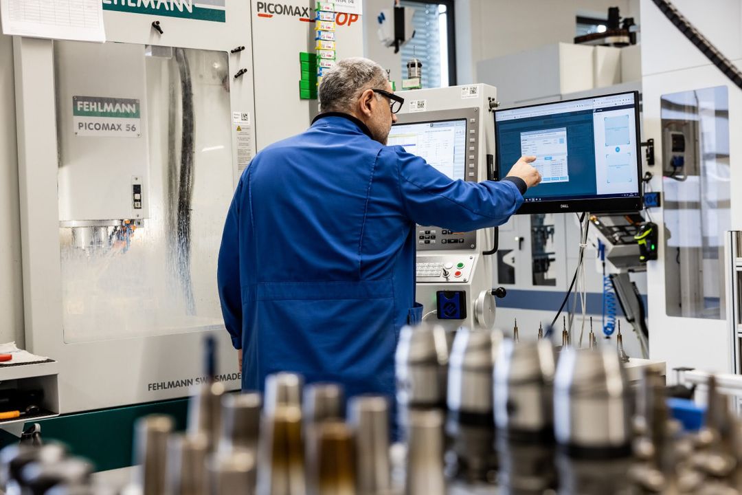 CNC Manufacturing: Implementing Manufacturing Software: 5 Practical Tips CNC Manufacturing: Implementing Manufacturing Software: 5 Practical Tips