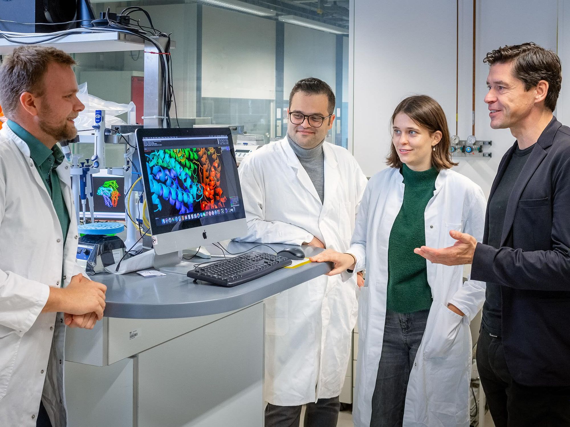 Ein Forschungsteam hat an einer Methode für das Design neuer Proteine gearbeitet. Ein Forschungsteam hat an einer Methode für das Design neuer Proteine gearbeitet. Links: Erstautor der Publikation Christopher Frank, rechts: Prof. Dr. Hendrik Dietz.