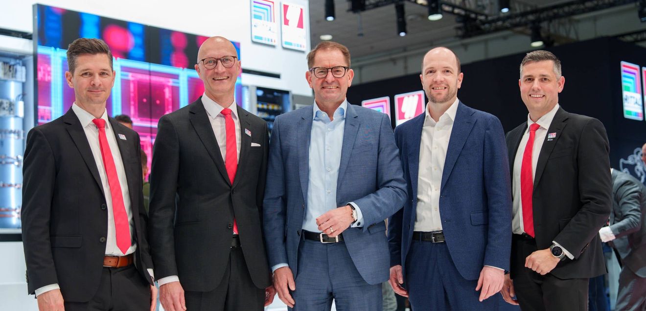 Lenze und Rittal schließen Technologiepartnerschaft: Allianz für Stromverteilung und intelligente Antriebstechnik Lenze und Rittal schließen Technologiepartnerschaft: Allianz für Stromverteilung und intelligente Antriebstechnik
