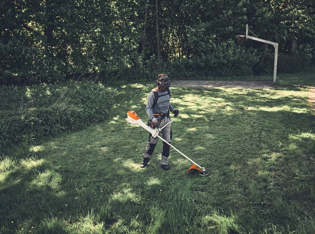 Starke Leistung in der Landschafts- und Forstpflege: Der STIHL Akku-Freischneider