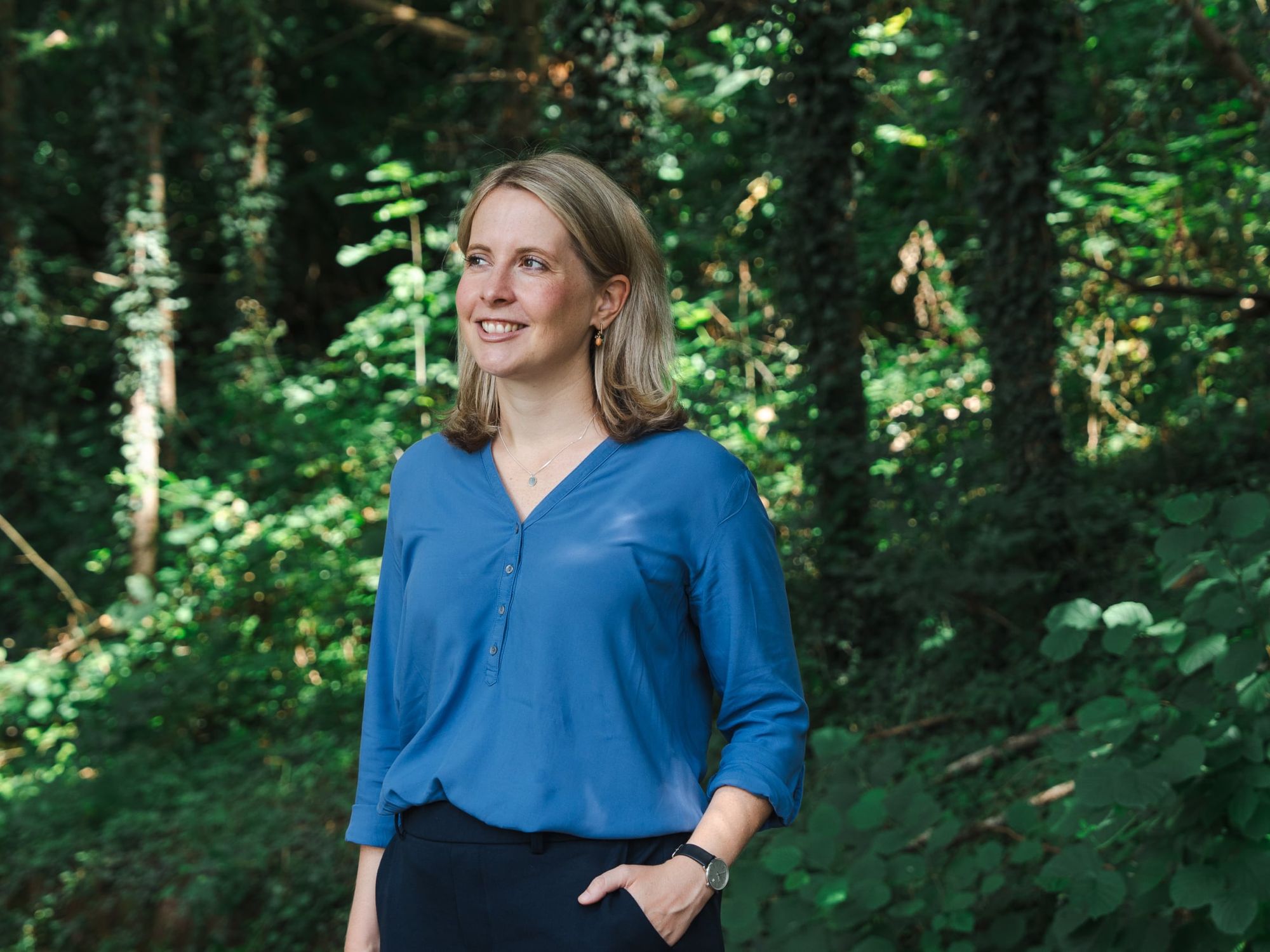 Bauministerin Verena Hubertz in einem Wald