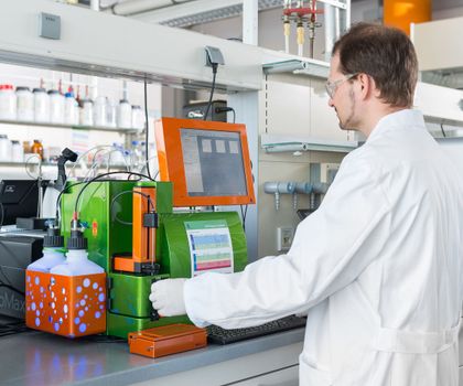 Studie zur Wirkung von Süßstoffen: Menschliche Immunzellen reagieren auf Süßstoffe Wissenschaftler im Labor am Durchflusszytometer