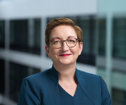 Die Bundesministerin für Wohnen, Stadtentwicklung und Bauwesen, Klara Geywitz lächelt freundlich in die Kamera Die Bundesministerin für Wohnen, Stadtentwicklung und Bauwesen, Klara Geywitz lächelt freundlich in die Kamera