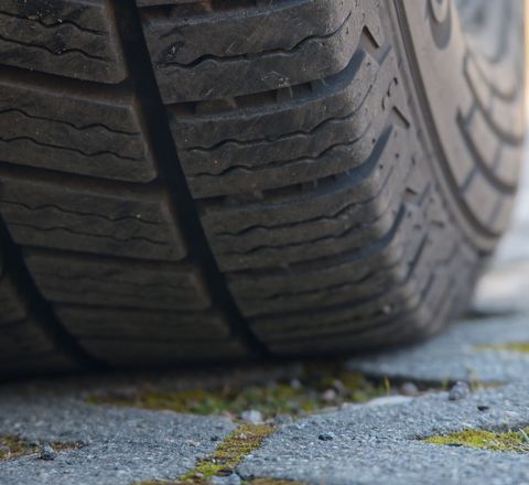 Ein großer Teil von Mikroplastik in der Luft ist auf Reifenabrieb zurückzuführen Autoreifen