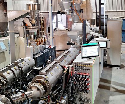 PVC-Extruder mit Direktdosierung: Kreide in der Spur PVC-Extruder mit Direktdosierung: Kreide in der Spur