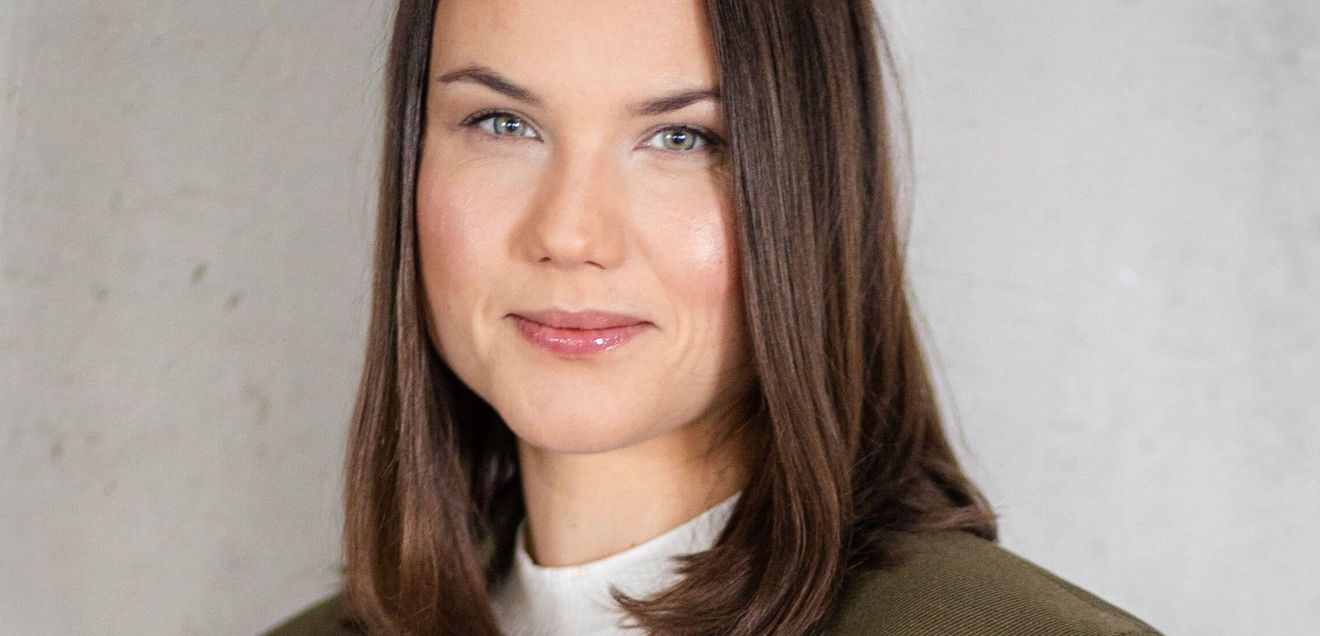 Autorin Katharina Weber Autorin Katharina Weber lächelt freundlich in die Kamera