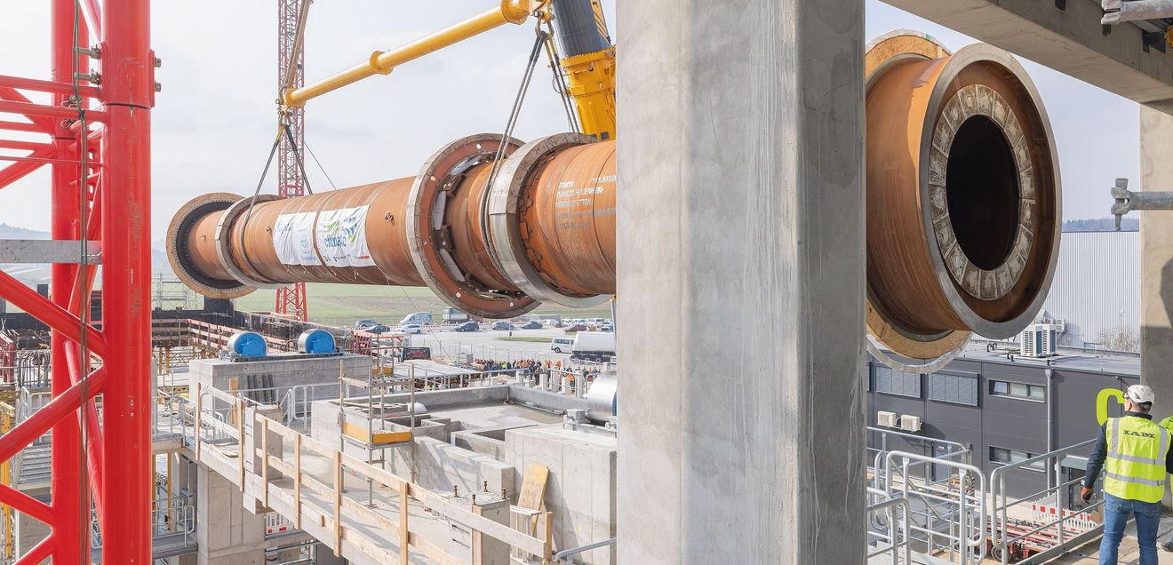Der Drehofen wurde durch einen 700 Tonnen-Kran mit einem Hub gesetzt.