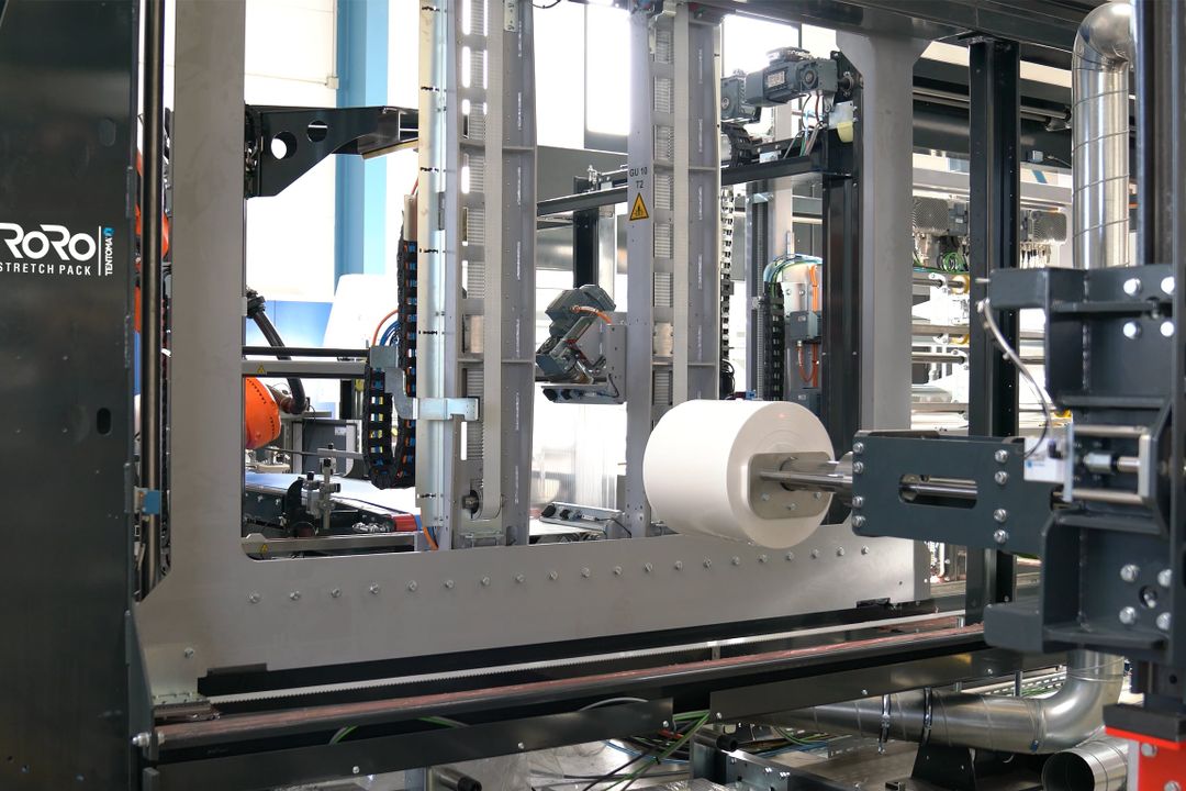Spanndorngreifer: Rollen robotergesteuert verpacken