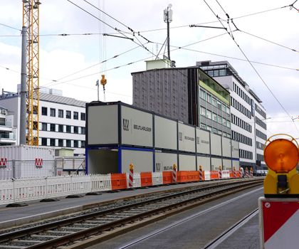 Beutlhauser realisiert Containeranlage mit Löwengang für Mauss Bau Sichere und platzsparende Lösung