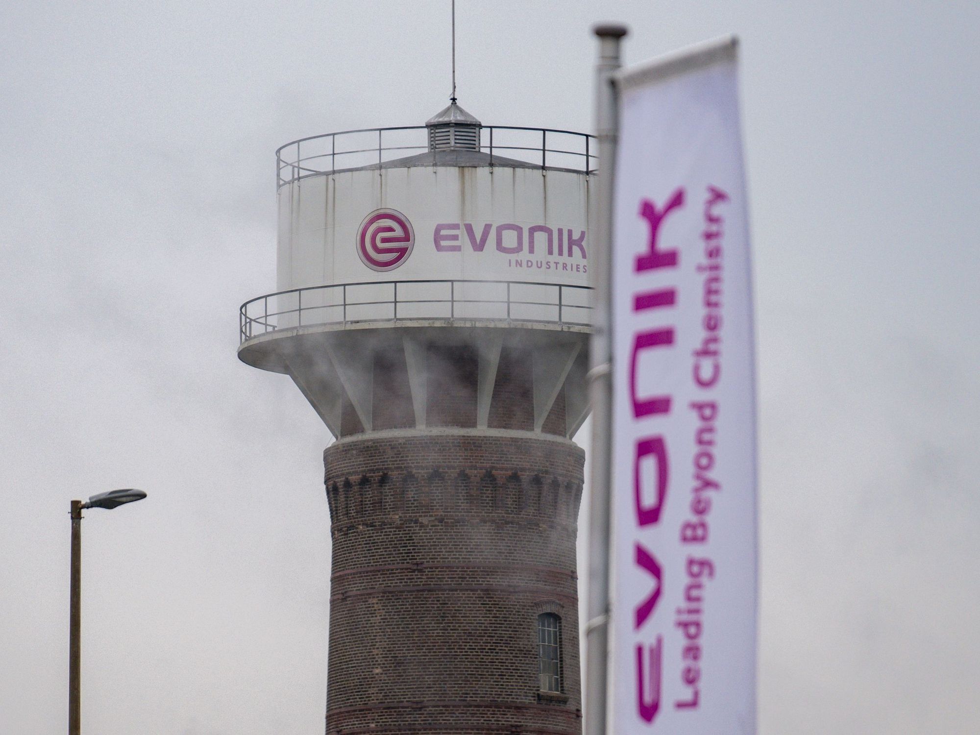 Evonik Logo an Turm Evonik Logo an Turm